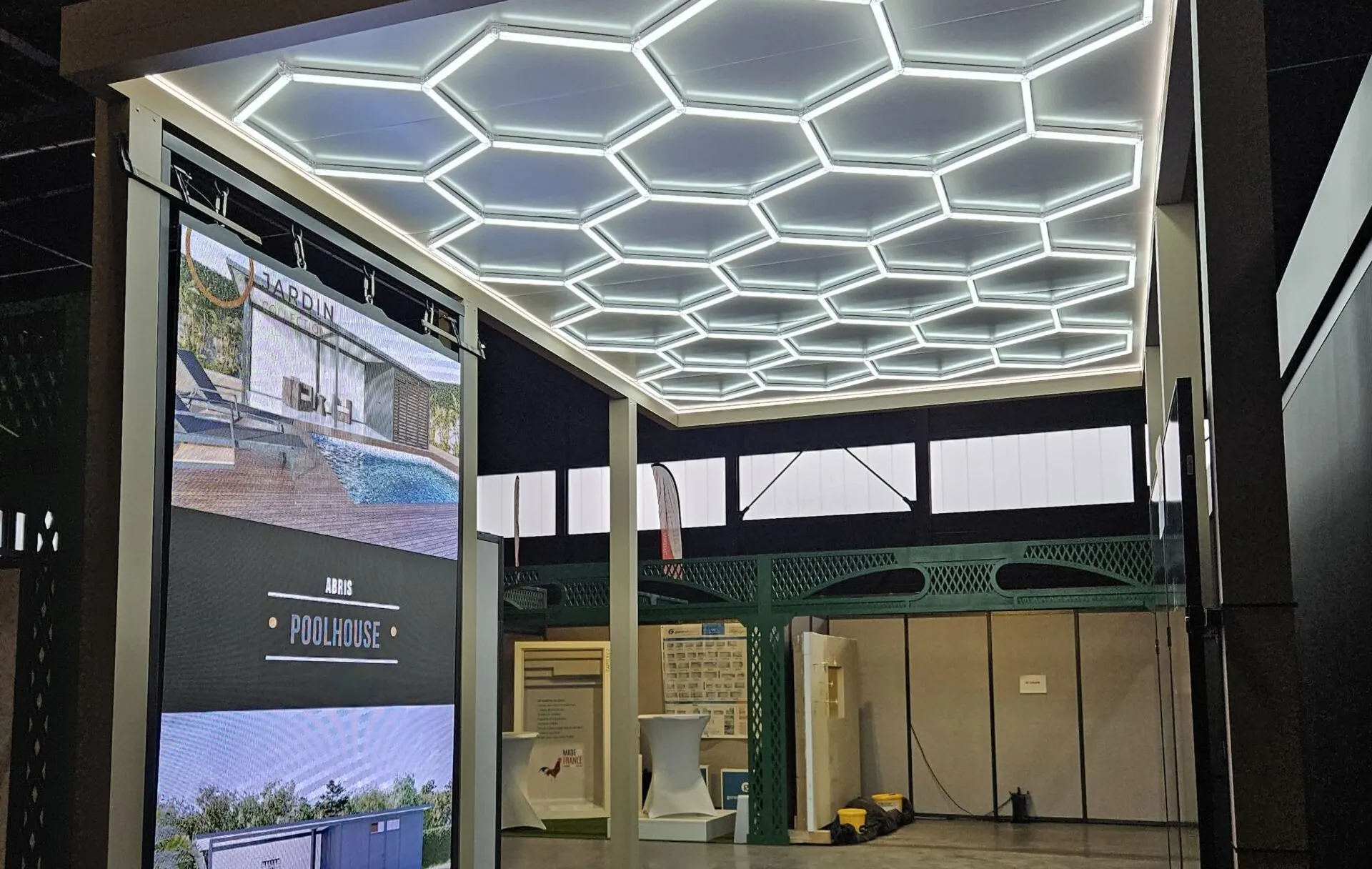 Écran LED installé dans un espace d’exposition