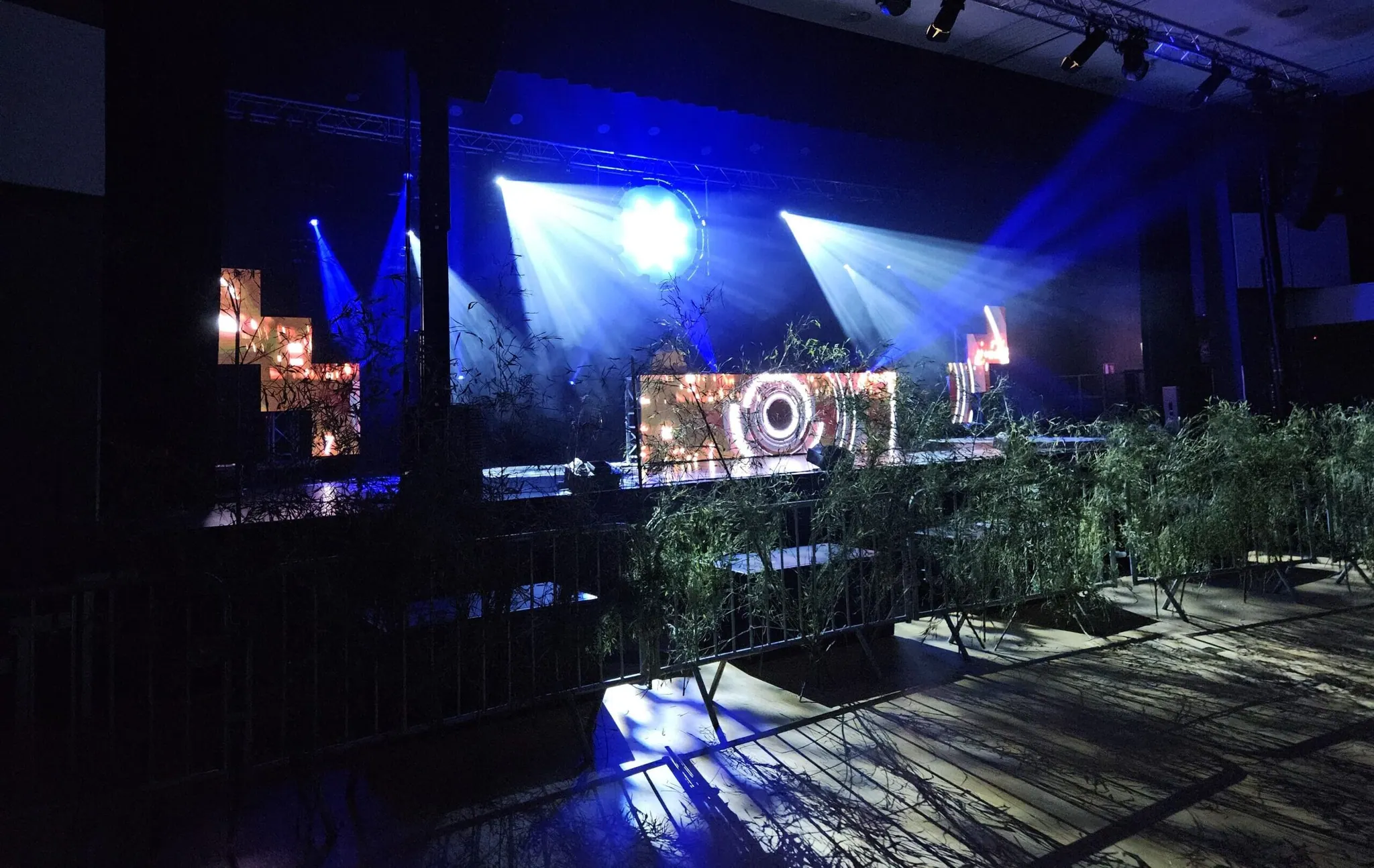 Scène éclairée avec écran LED lors de l’Astrofest