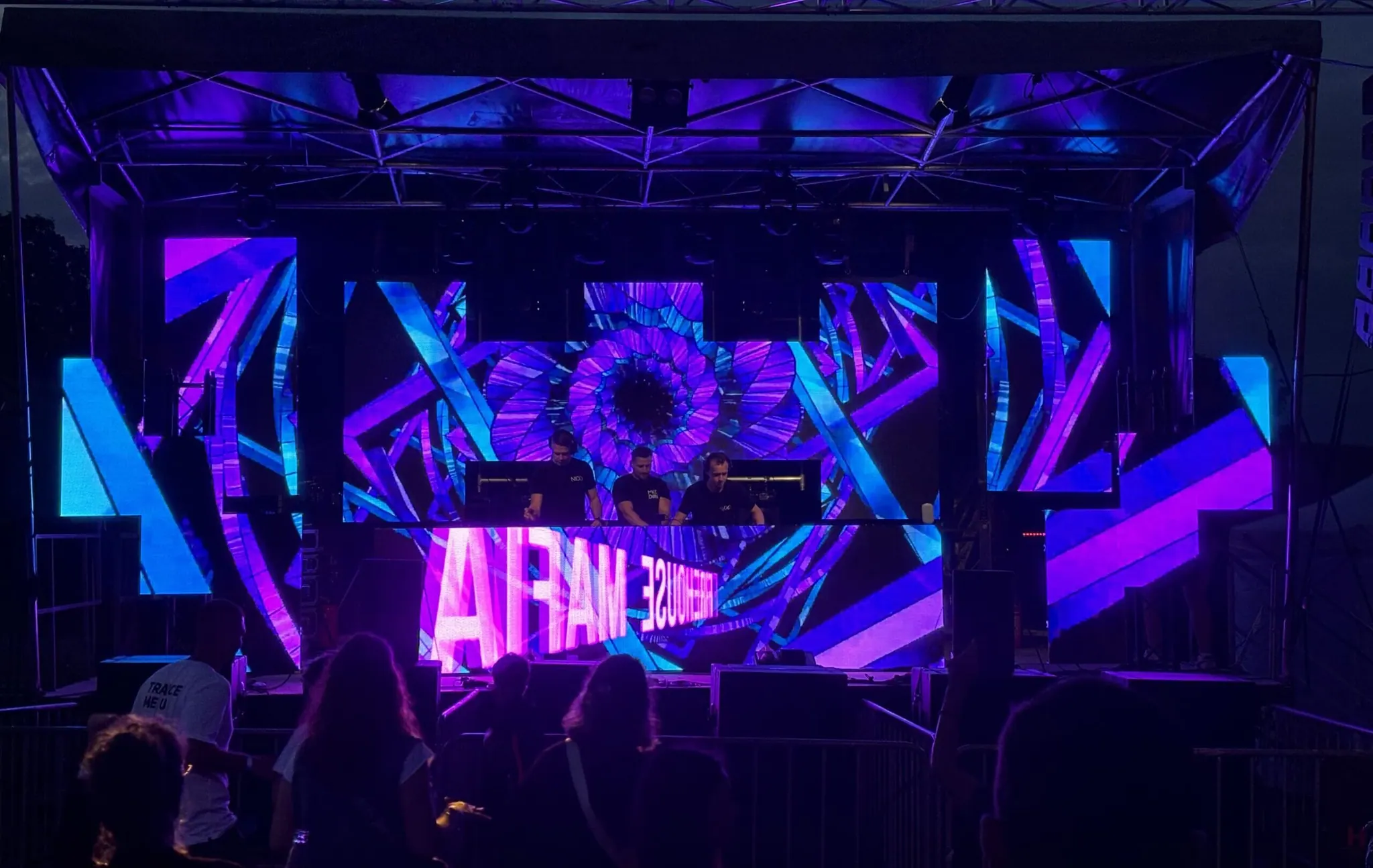 Écran LED derrière un DJ lors du Waidstock